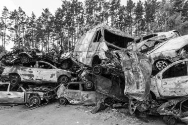 Bu siyah-beyaz fotoğraf Irpin, Bucha bölgesinde bir kurşun ve yanmış araba çöplüğünü gösteriyor.