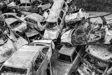 Bu siyah-beyaz fotoğraf Irpin, Bucha bölgesinde bir kurşun ve yanmış araba çöplüğünü gösteriyor.