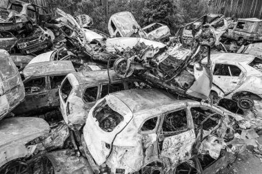 Bu siyah-beyaz fotoğraf Irpin, Bucha bölgesinde bir kurşun ve yanmış araba çöplüğünü gösteriyor.
