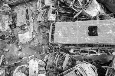 Bu siyah-beyaz fotoğraf Irpin, Bucha bölgesinde bir kurşun ve yanmış araba çöplüğünü gösteriyor.