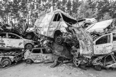 Bu siyah-beyaz fotoğraf Irpin, Bucha bölgesinde bir kurşun ve yanmış araba çöplüğünü gösteriyor.