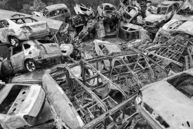 Bu siyah-beyaz fotoğraf Irpin, Bucha bölgesinde bir kurşun ve yanmış araba çöplüğünü gösteriyor.