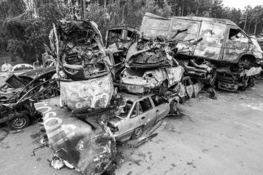 Bu siyah-beyaz fotoğraf Irpin, Bucha bölgesinde bir kurşun ve yanmış araba çöplüğünü gösteriyor.