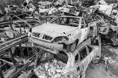 Bu siyah-beyaz fotoğraf Irpin, Bucha bölgesinde bir kurşun ve yanmış araba çöplüğünü gösteriyor.