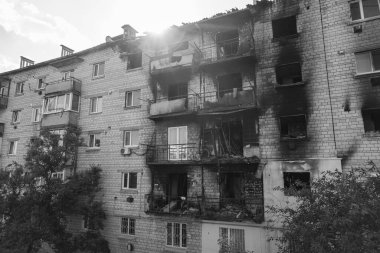 Bu siyah beyaz fotoğraf Ukrayna 'daki savaş sonrasını gösteriyor. Makariv' de yıkılan bir bina.