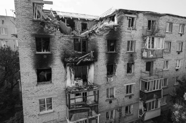 Bu siyah beyaz fotoğraf Ukrayna 'daki savaş sonrasını gösteriyor. Makariv' de yıkılan bir bina.