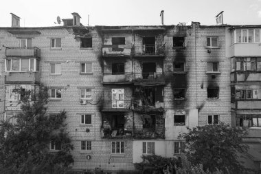 Bu siyah beyaz fotoğraf Ukrayna 'daki savaş sonrasını gösteriyor. Makariv' de yıkılan bir bina.