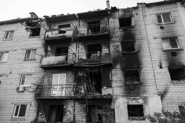 Bu siyah beyaz fotoğraf Ukrayna 'daki savaş sonrasını gösteriyor. Makariv' de yıkılan bir bina.