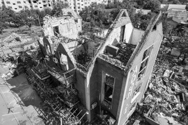 Bu siyah beyaz fotoğraf Ukrayna 'daki savaş sonrasını gösteriyor. Makariv' de yıkılan bir bina.