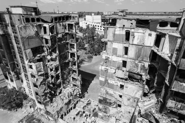 Esta Foto Preto Branco Mostra Consequências Guerra Ucrânia Edifício Residencial — Fotografia de Stock