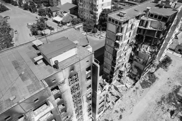 Esta Foto Blanco Negro Muestra Las Secuelas Guerra Ucrania Edificio —  Fotos de Stock