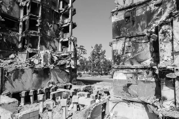 Tato Stock Černobílá Fotografie Ukazuje Následky Války Ukrajině Zničená Obytná — Stock fotografie