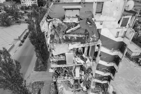 Esta Foto Preto Branco Mostra Consequências Guerra Ucrânia Edifício Residencial — Fotografia de Stock