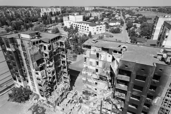 这张黑白照片显示了乌克兰战争的后果 布查地区Borodyanka一座被毁的住宅大楼 — 图库照片