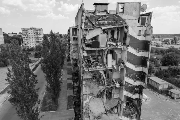 Zdjęcie Czarno Białe Pokazuje Następstwa Wojny Ukrainie Zniszczony Budynek Mieszkalny — Zdjęcie stockowe