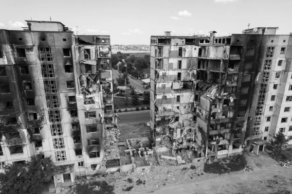 Zdjęcie Czarno Białe Pokazuje Następstwa Wojny Ukrainie Zniszczony Budynek Mieszkalny — Zdjęcie stockowe