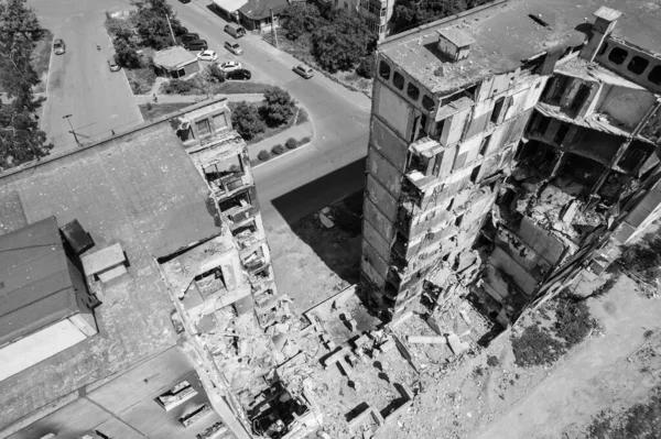 Esta Foto Blanco Negro Muestra Las Secuelas Guerra Ucrania Edificio — Foto de Stock