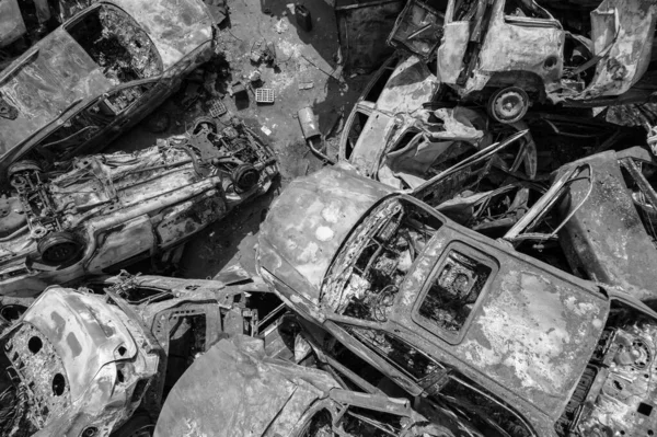 Esta Foto Blanco Negro Muestra Basurero Coches Quemados Irpin Distrito — Foto de Stock