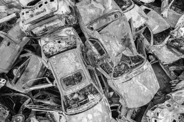Questa Foto Bianco Nero Mostra Una Discarica Auto Sparate Bruciate — Foto Stock