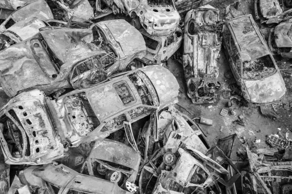 Questa Foto Bianco Nero Mostra Una Discarica Auto Sparate Bruciate — Foto Stock