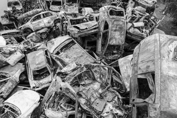 Questa Foto Bianco Nero Mostra Una Discarica Auto Sparate Bruciate — Foto Stock