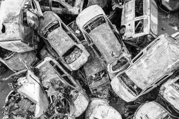 Questa Foto Bianco Nero Mostra Una Discarica Auto Sparate Bruciate — Foto Stock