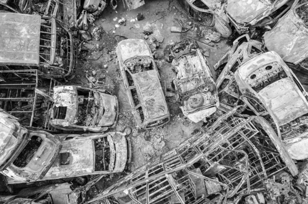 Questa Foto Bianco Nero Mostra Una Discarica Auto Sparate Bruciate — Foto Stock