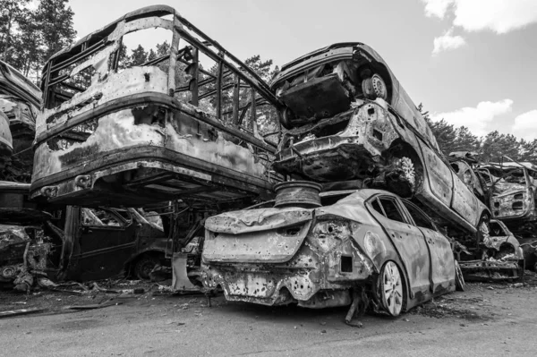 这张黑白照片显示了在Bucha区Irpin的一辆被枪击和焚烧的汽车的垃圾堆 — 图库照片