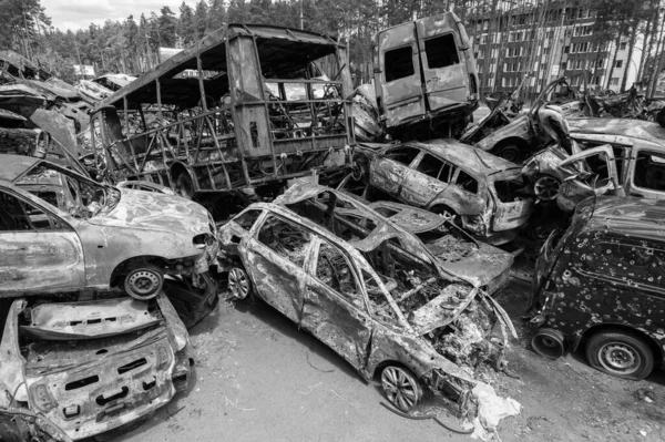 Esta Foto Blanco Negro Muestra Basurero Coches Quemados Irpin Distrito —  Fotos de Stock