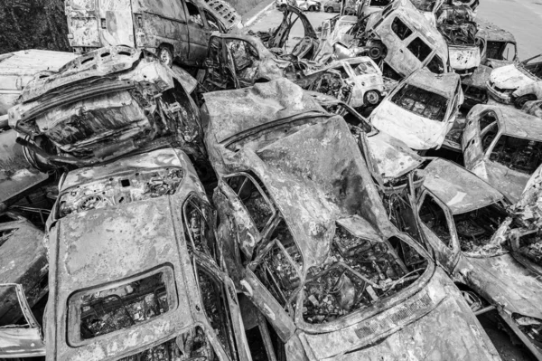 Esta Foto Blanco Negro Muestra Basurero Coches Quemados Irpin Distrito —  Fotos de Stock