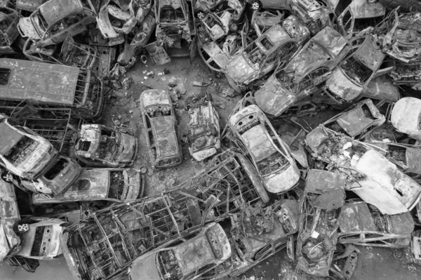 Questa Foto Bianco Nero Mostra Una Discarica Auto Sparate Bruciate — Foto Stock