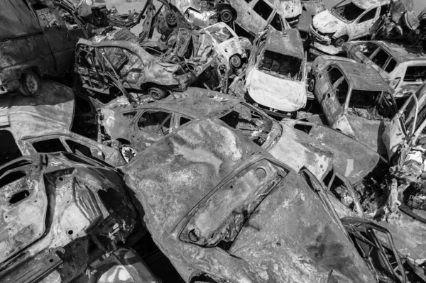 这张黑白照片显示了在Bucha区Irpin的一辆被枪击和焚烧的汽车的垃圾堆 — 图库照片