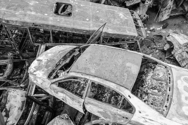 사진은 Bucha District Irpin 과불타는 자동차의 덤프를 줍니다 — 스톡 사진