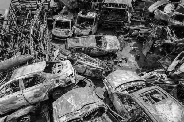 Questa Foto Bianco Nero Mostra Una Discarica Auto Sparate Bruciate — Foto Stock