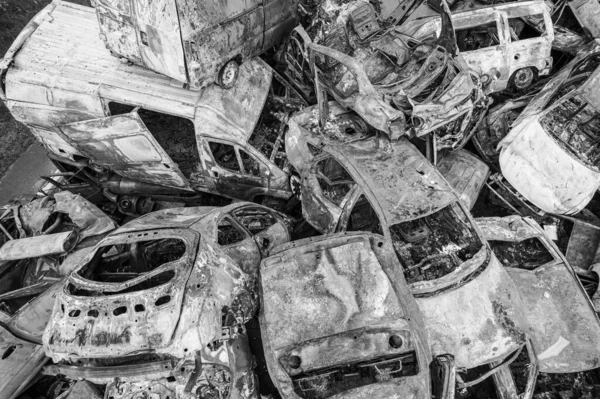 Foto Hitam Putih Ini Menunjukkan Tempat Pembuangan Sampah Mobil Yang — Stok Foto