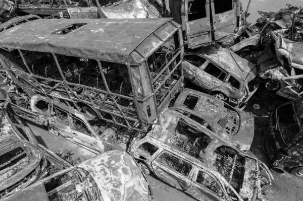 Questa Foto Bianco Nero Mostra Una Discarica Auto Sparate Bruciate — Foto Stock