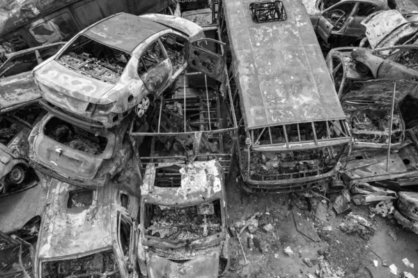 この白黒写真は ブチャ州アーピン地区で撮影された車のダンプを示しています — ストック写真