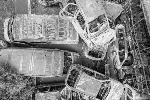 Questa Foto Bianco Nero Mostra Una Discarica Auto Sparate Bruciate — Foto Stock