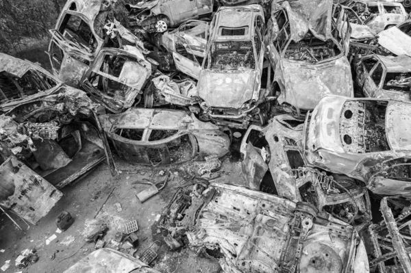 この白黒写真は ブチャ州アーピン地区で撮影された車のダンプを示しています — ストック写真