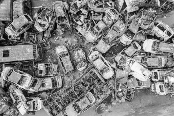 Questa Foto Bianco Nero Mostra Una Discarica Auto Sparate Bruciate — Foto Stock