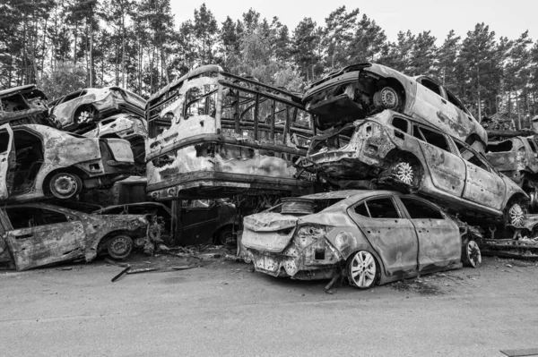 Siyah Beyaz Fotoğraf Irpin Bucha Bölgesinde Bir Kurşun Yanmış Araba — Stok fotoğraf