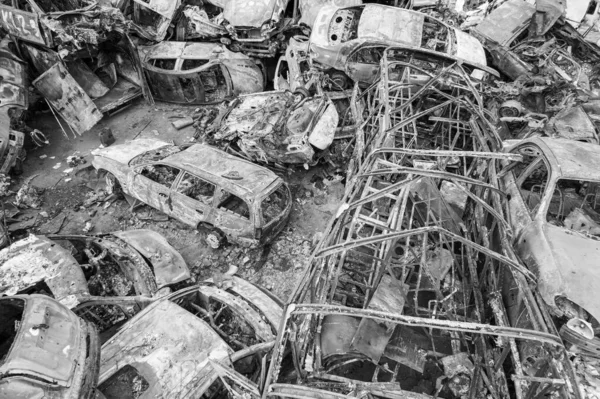 Questa Foto Bianco Nero Mostra Una Discarica Auto Sparate Bruciate — Foto Stock