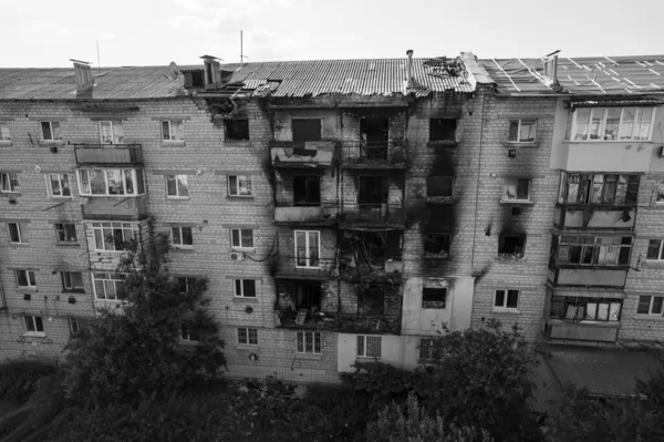 Zdjęcie Czarno Białe Pokazuje Następstwa Wojny Ukrainie Zniszczony Budynek Makariw — Zdjęcie stockowe