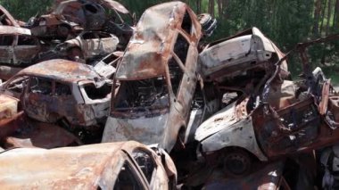 Bu video Irpin, Bucha 'da bir çöp yığını ve yanmış arabaları gösteriyor.