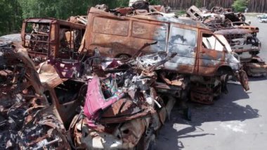 Bu video Irpin, Bucha 'da bir çöp yığını ve yanmış arabaları gösteriyor.