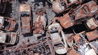 Bu video Irpin, Bucha 'da bir çöp yığını ve yanmış arabaları gösteriyor.