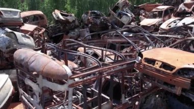 Bu video Irpin, Bucha 'da bir çöp yığını ve yanmış arabaları gösteriyor.