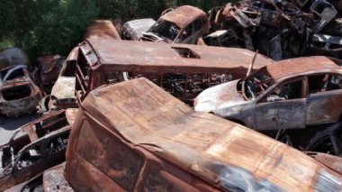 Bu video Irpin, Bucha 'da bir çöp yığını ve yanmış arabaları gösteriyor.