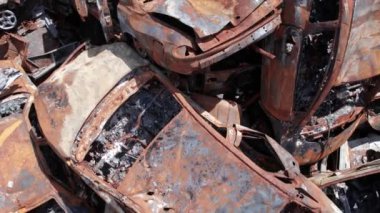 Bu video Irpin, Bucha 'da bir çöp yığını ve yanmış arabaları gösteriyor.