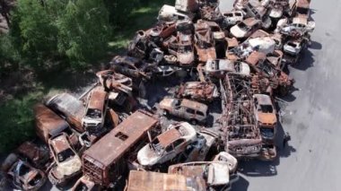 Bu video Irpin, Bucha 'da bir çöp yığını ve yanmış arabaları gösteriyor.